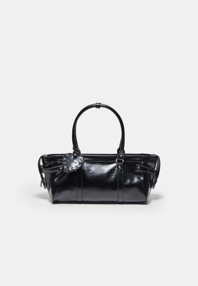 Bolso de hombro con detalle de corazón