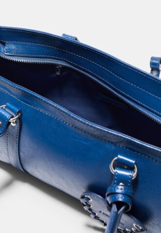 Bolso de hombro con detalle de corazón