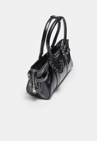 Bolso de hombro con detalle de corazón