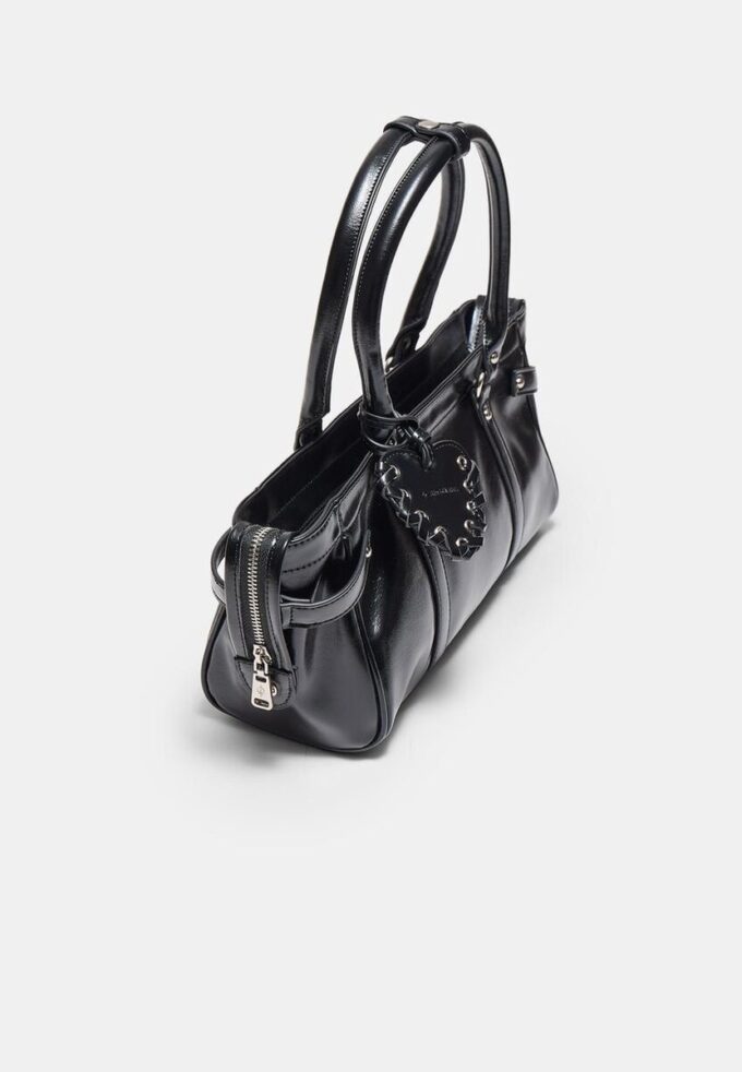 Bolso de hombro con detalle de corazón