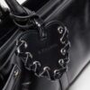 Bolso de hombro con detalle de corazón