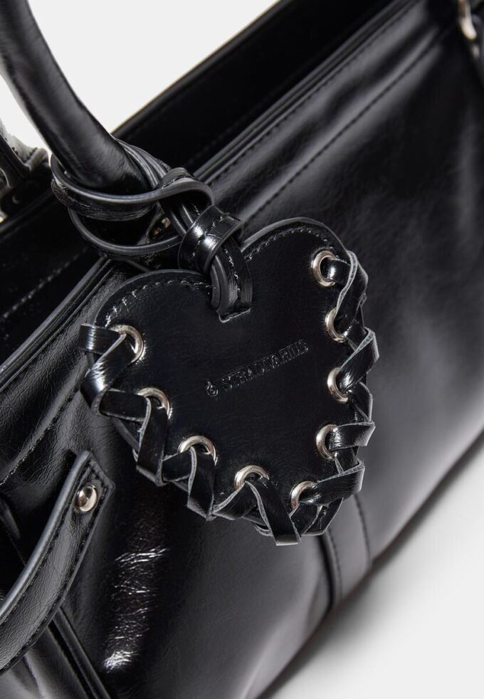 Bolso de hombro con detalle de corazón