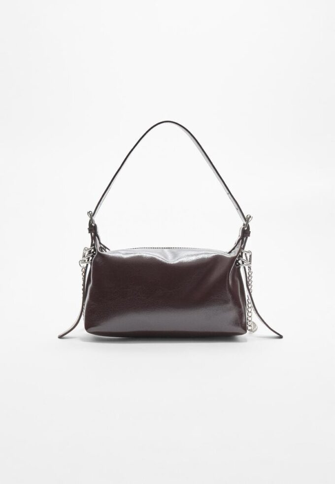 Bolso de hombro con detalle de correa