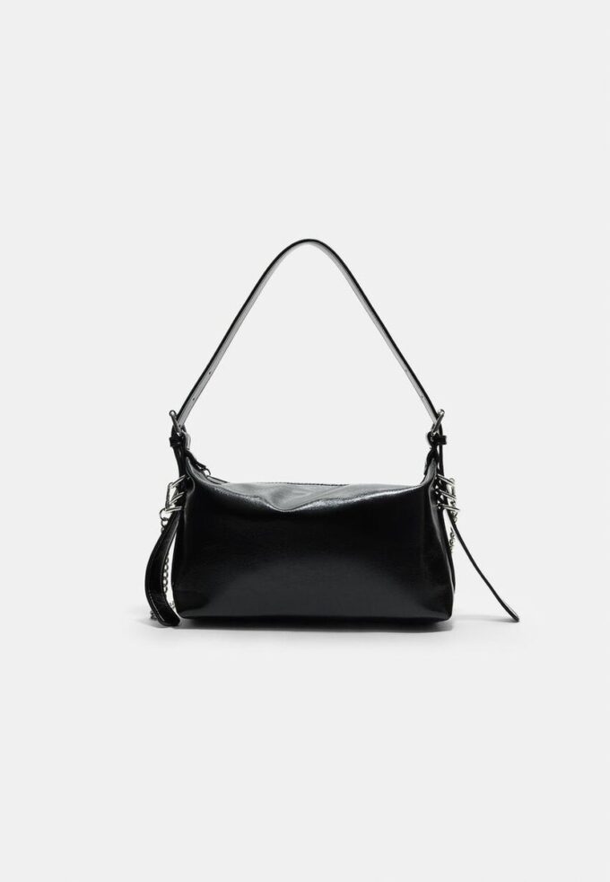 Bolso de hombro con detalle de correa