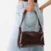 Bolso de hombro con detalle de correa