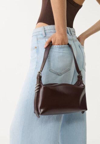 Bolso de hombro con detalle de correa