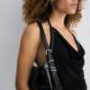 Bolso de hombro con detalle de correa