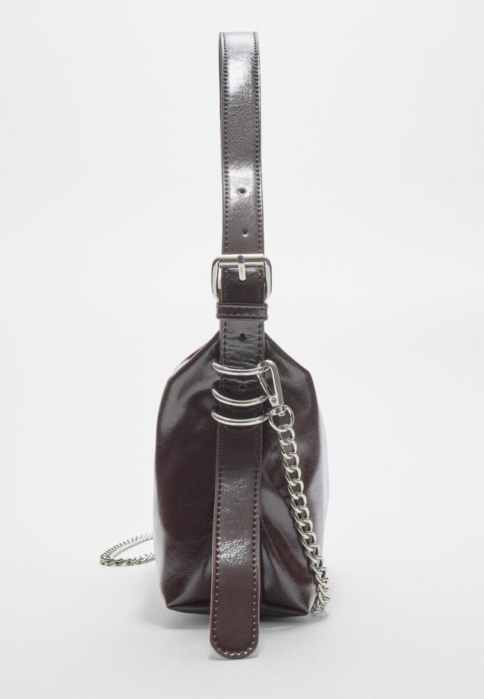Bolso de hombro con detalle de correa