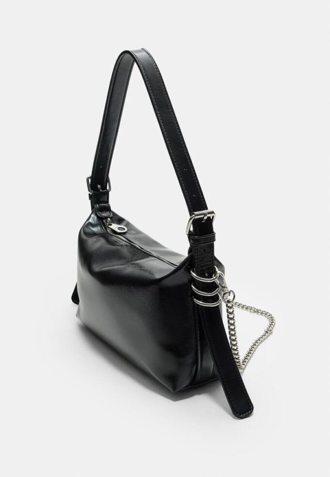 Bolso de hombro con detalle de correa