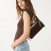 Bolso de hombro con detalle de correa