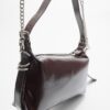 Bolso de hombro con detalle de correa