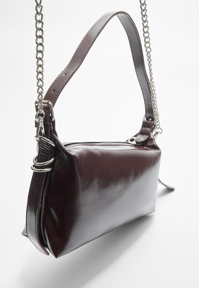 Bolso de hombro con detalle de correa