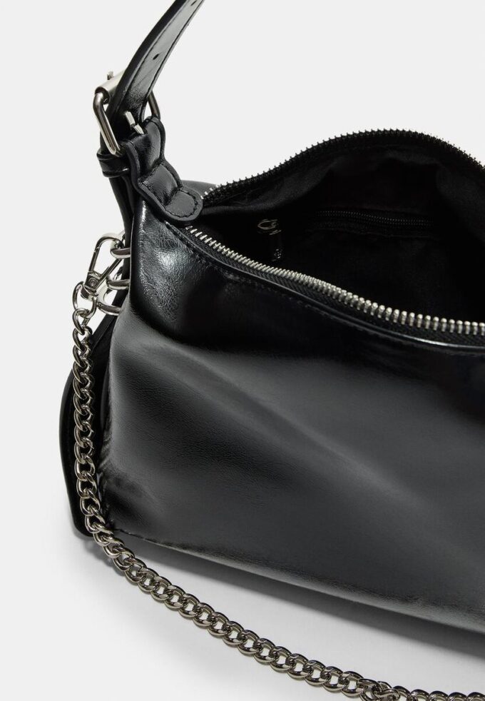 Bolso de hombro con detalle de correa