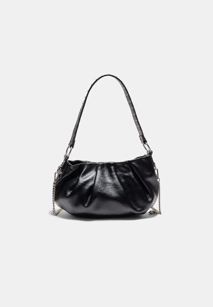 Bolso de hombro con detalle de pliegues y correa