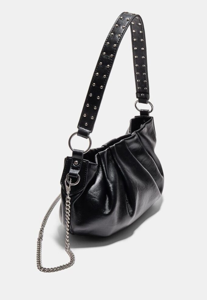 Bolso de hombro con detalle de pliegues y correa