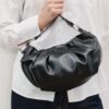 Bolso de hombro con detalle de pliegues y correa