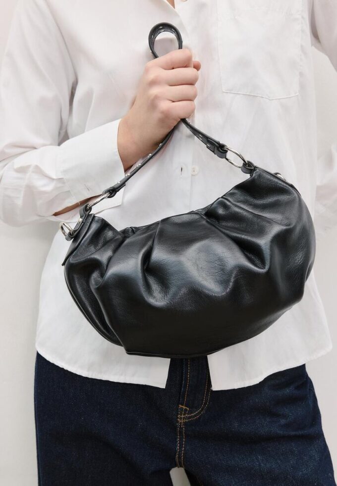 Bolso de hombro con detalle de pliegues y correa