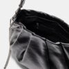 Bolso de hombro con detalle de pliegues y correa