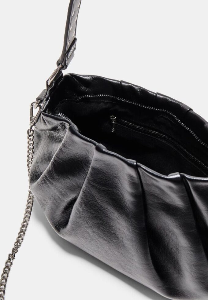 Bolso de hombro con detalle de pliegues y correa