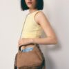 Bolso de hombro con flecos laterales Bolso de hombro con flecos laterales