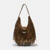 Bolso de hombro con flecos y detalle de hebilla