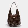 Bolso de hombro con flecos y detalle de hebilla