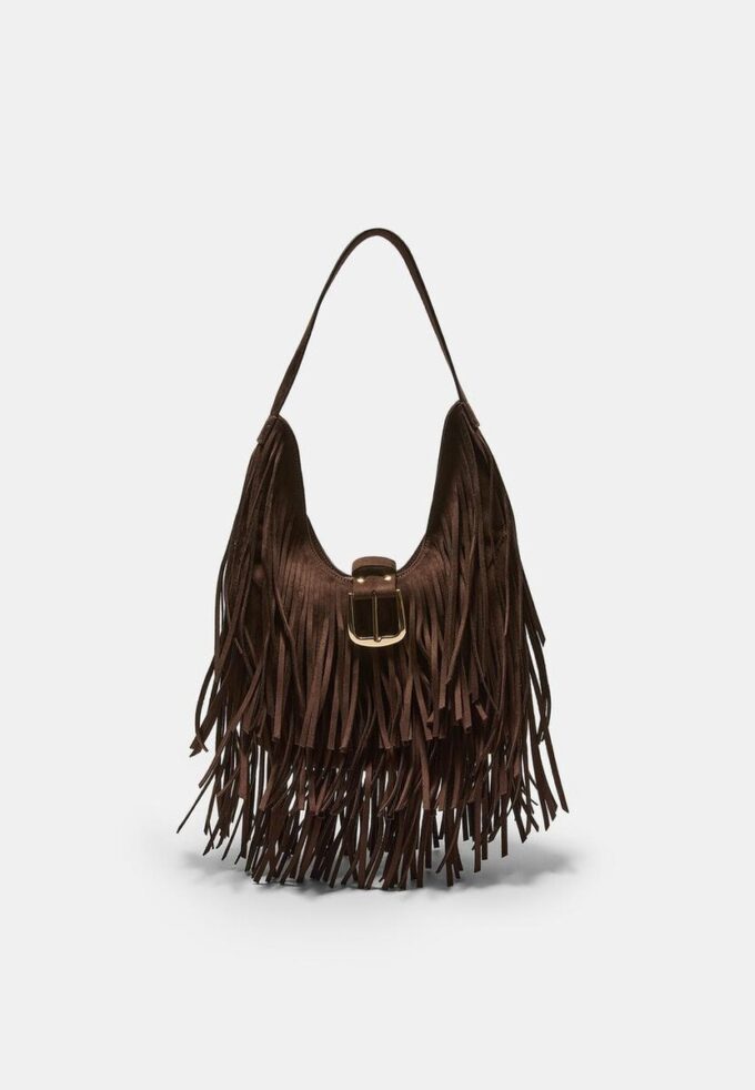 Bolso de hombro con flecos y detalle de hebilla