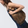 Bolso de hombro con flecos y detalle de hebilla