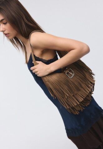 Bolso de hombro con flecos y detalle de hebilla