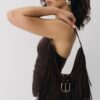 Bolso de hombro con flecos y detalle de hebilla