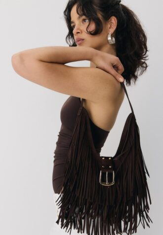 Bolso de hombro con flecos y detalle de hebilla
