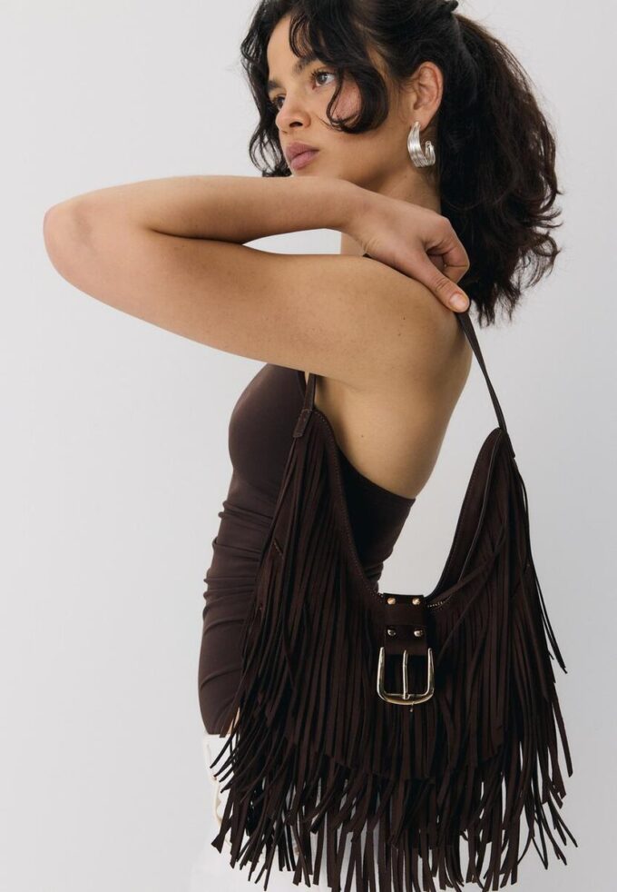 Bolso de hombro con flecos y detalle de hebilla