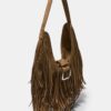 Bolso de hombro con flecos y detalle de hebilla
