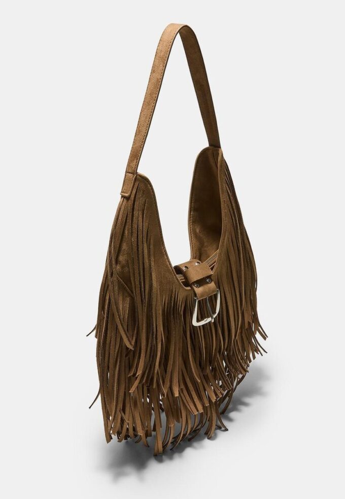 Bolso de hombro con flecos y detalle de hebilla