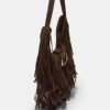 Bolso de hombro con flecos y detalle de hebilla