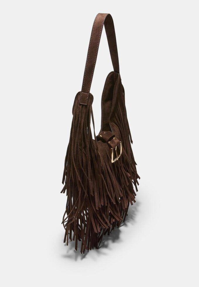 Bolso de hombro con flecos y detalle de hebilla