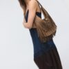 Bolso de hombro con flecos y detalle de hebilla