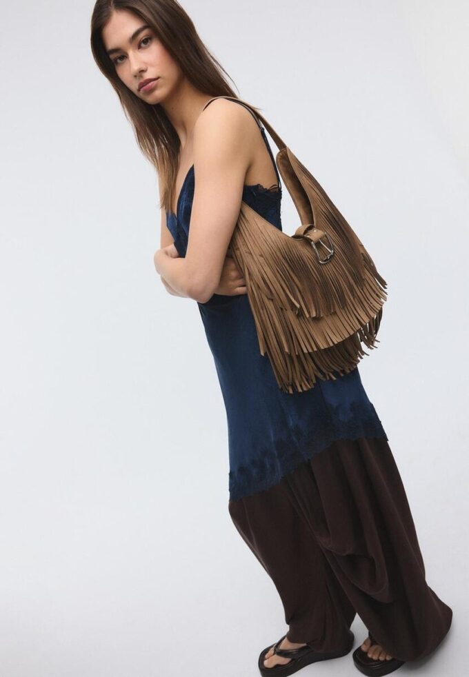 Bolso de hombro con flecos y detalle de hebilla