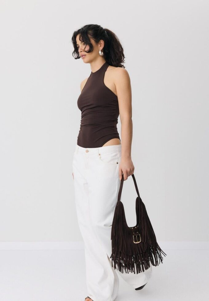 Bolso de hombro con flecos y detalle de hebilla
