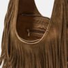 Bolso de hombro con flecos y detalle de hebilla