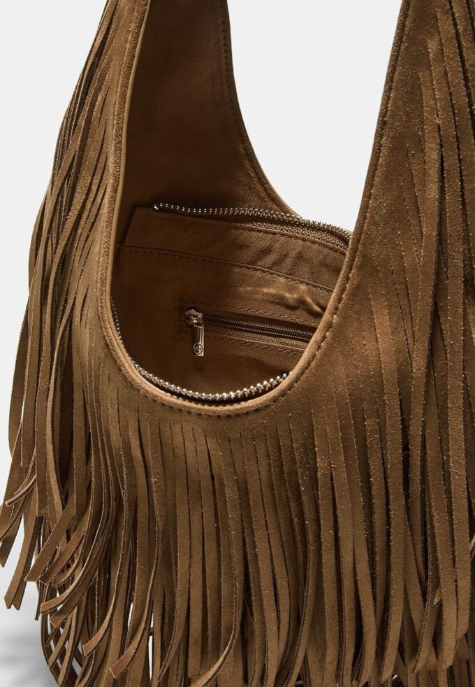 Bolso de hombro con flecos y detalle de hebilla