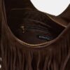 Bolso de hombro con flecos y detalle de hebilla