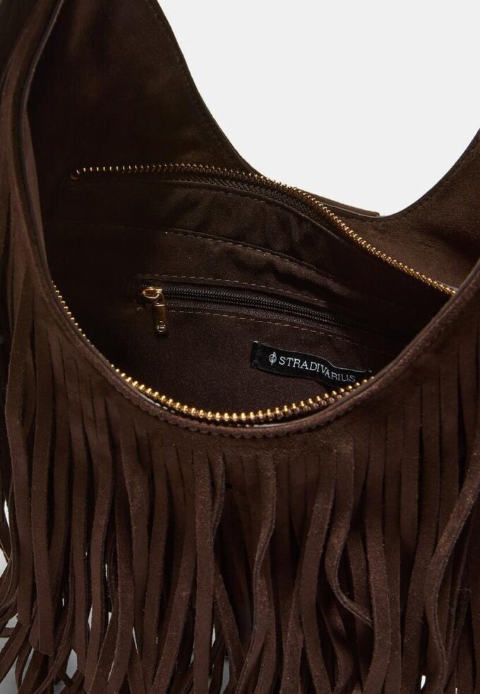 Bolso de hombro con flecos y detalle de hebilla