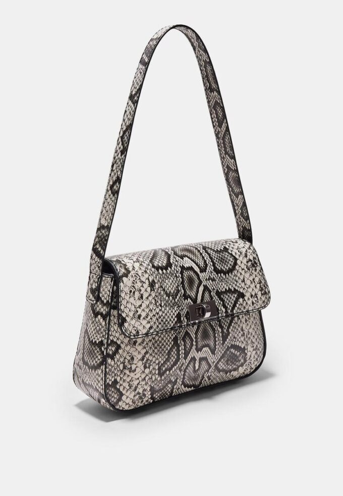 Bolso de hombro con solapa