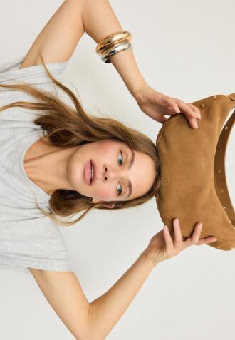 Bolso de hombro con tachuelas 100 % piel