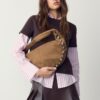 Bolso de hombro de ante sintético con tachuelas