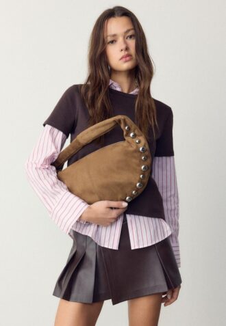 Bolso de hombro de ante sintético con tachuelas