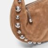 Bolso de hombro de ante sintético con tachuelas