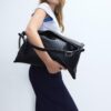 Bolso de hombro de tacto suave con cremalleras