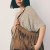 Bolso de hombro de tacto suave con detalle de flecos
